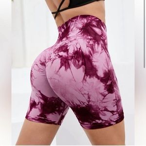 Burgundy Scrunch seamless scrunch biker shorts. Never worn, Size small